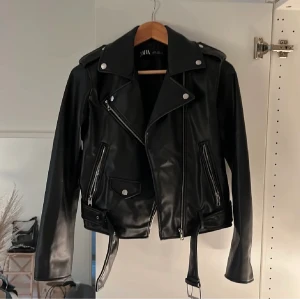 Skinnjacka Zara - Säljer min jättefina skinnjacka från Zara då jag köpt en annan liknande💘Bra skick. Storlek M men passar s om man inte vill ha den så overzise!!!! Skicka prisförslag. Nypris 559💗