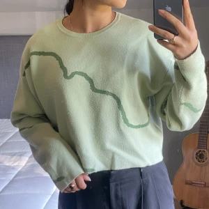 Motif Knitted Sweater - Säljer denna fina tjocktröjan från NA-KD. Långa armar och lite croppad. Storlek S. Nypris 439, säljer den för 40 kr + frakt. 