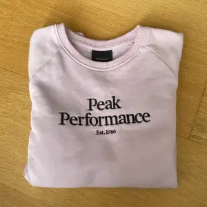 Säljer denna peak performance sweatshirten pågrund av att den är för liten. Köpte för 700kr på kids brand store och säljer den för 200kr. Den är i fint skick. Jag står inte för frakten. Den är i storlek 150.