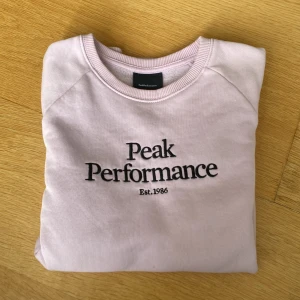 Peak performance sweatshirt  - Säljer denna peak performance sweatshirten pågrund av att den är för liten. Köpte för 700kr på kids brand store och säljer den för 200kr. Den är i fint skick. Jag står inte för frakten. Den är i storlek 150.