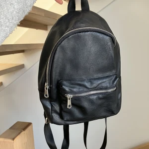 Svart mini ryggsäck  - Säljer den här svarta mini ryggsäcken som har används väldigt fåtal gånger, just därför jag säljer den 💕
