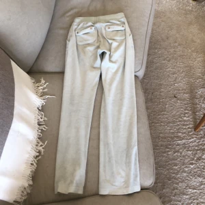 Byxor - För långa på mig de är i storlek xs, 1 av knapparna går inte att stänga men märks knappast, de är i ljusgrön