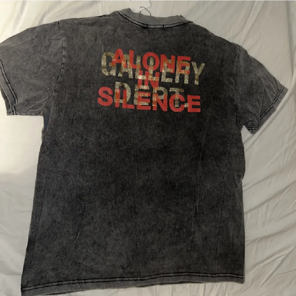 Säljer min Graphic t-shirt av gallery department. Aldrig anvant nyskick. Ar storlek S i pappret men passar som M eller oversized S. Skriv om ni har fragor eller diskutera pris :). T-paidat.