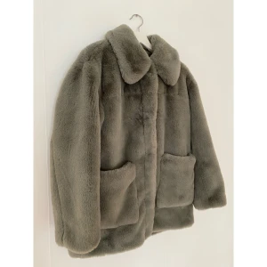 H&M kappa - Säljer denna populära jacka från H&M i färgen dimgrön i strl 38. Färgen stämmer mer överens med produktbilden än min bild då ljuset blev lite konstigt på bilden.  Den är knappt använd så den är som ny. Säljer pga fel storlek.   Finns i Sundbyberg.