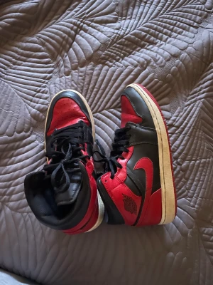 Jordan 1s blackred - Ganska använda men i bra skick. Man kan göra så att de ser helt nya ut ifall man vet hur man fixar creases. Äkta såklart också