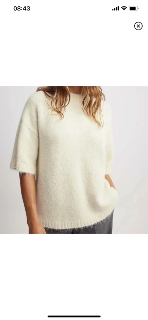 SLUTSÅLD stickad T-shirt  - Hej säljer denna slutsålda stickade T-shirt från Moa Mattson x NA-KD! Alla etiketter kvar och använd, säljer pga passar inte min stil💕