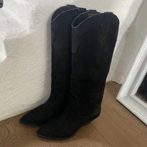 H&m cowboyboots - Höga h&m cowboyboots, köpta ca 1 månad sen använda få gånger  