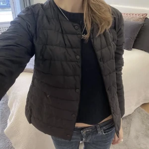 Uniqlo - Helt oanvänd jacka från uniqlo som jag nu säljer för att den aldrig har kommit till användning! Hör av er för egna bilder då bilden på annonsen är lånad 😊😊