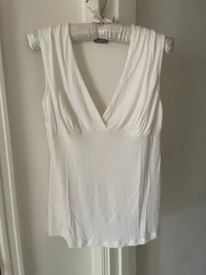Vit topp - Jättesöt vit topp i storlek S-M. Superskönt material och i gott skick. Går att styla på olika vis.
