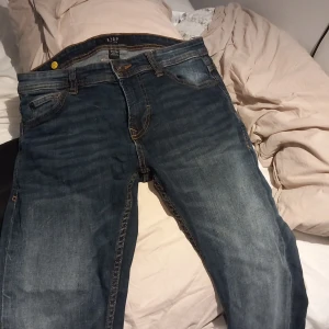 Mörk blå jeans  - Tja seljer dessa ass snygga jeans från smog tar emot byten