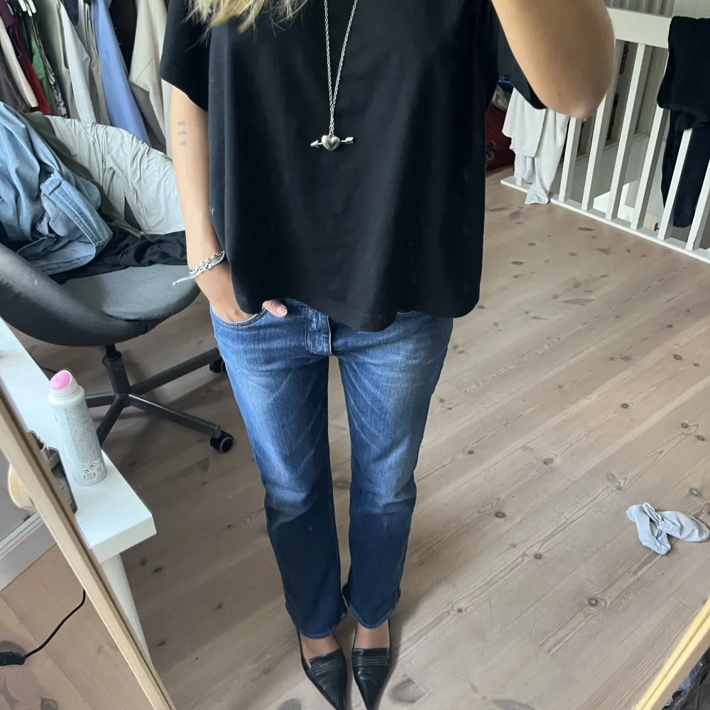 Vintage lowwaist jeans, så snygga med klackar!!! Sitter som en s men passar nog mindre och större också. Jeans & Byxor.