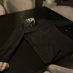 Bur Berry skjorta - Tjenare säljer nu denna tvärfeta Burberry skjortan köptes för ungefär en månad sedan och är i super skick det är bara att höra av sig vid frågor eller funderingar den är givetvis äkta!!  Mvh Charles