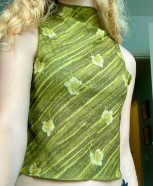 Grön topp urban - Jättesöt grön topp från Urban outfitters köpt för 29€