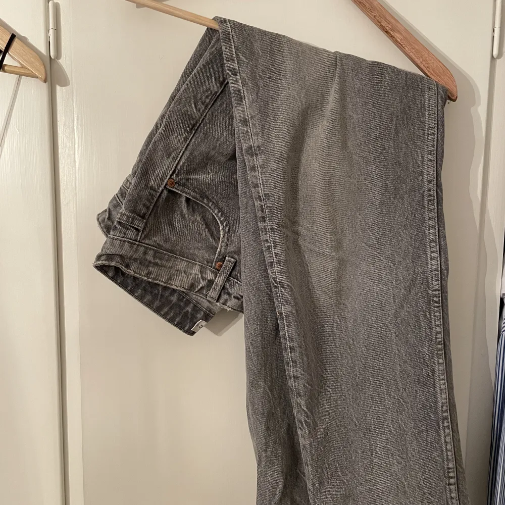 Säljer mina absolut favvo jeans bara för att de tyvärr inte passar längre   Skulle säga att dem är lowwaist/midwaist och raka i benen   Har ni några frågor så är det bara att fråga <3. Jeans & Byxor.