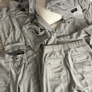 Juicy couture  - Sättet till höger är köpt för ungefär 3 veckor sedan och använt ungefär 3 gånger, de andra settet finns o kolla i min profil. Vill sälja de då jag beställde och sedan ångrade mig. Det nya sättet är storlek XS i både byxor o kofta. Pris kan diskuteras🩶