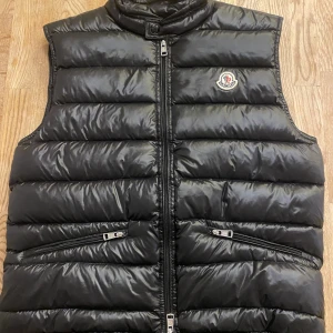 Moncler gui väst - Hej, säljer nu min fina moncler gui väst i ett väldigt bra skick, säljer pga att den var för stor. Priset kan diskuteras vid snabb affär!😄