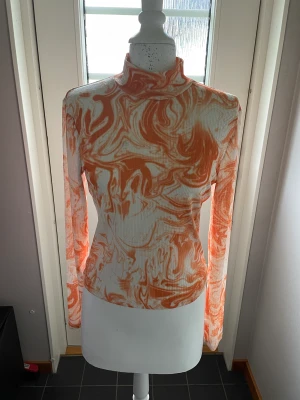 Tie-dye polotröja  - Knappt använd tröja med mönster.