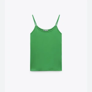 Grön topp zara - Säljer denna populära gröna toppen som många influencers har. Bland annat Julia ringblom. Säljer då den inte kommit till användning då jag har 3 stycken.