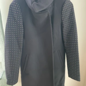Kappa - Tunn kappa med små detaljer på ärmarna använd ett fåtall gånger,  i väldigt bra skick. Rök och djurfri