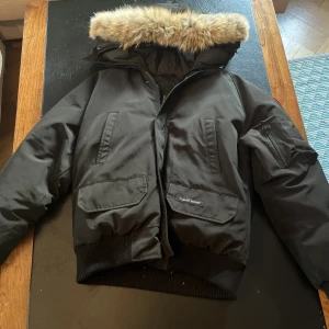 Canada Goose Chilliwack - En asball Canada Goose Chilliwack. Storlek medium, men passar även large. Cond 7/8-10. Perfekt vinterjacka. Klarar -10 till - 20 grader.  Nypris runt 11 000kr.  Försäljningspriset kan diskuteras. Självklart är jackan autentisk:)