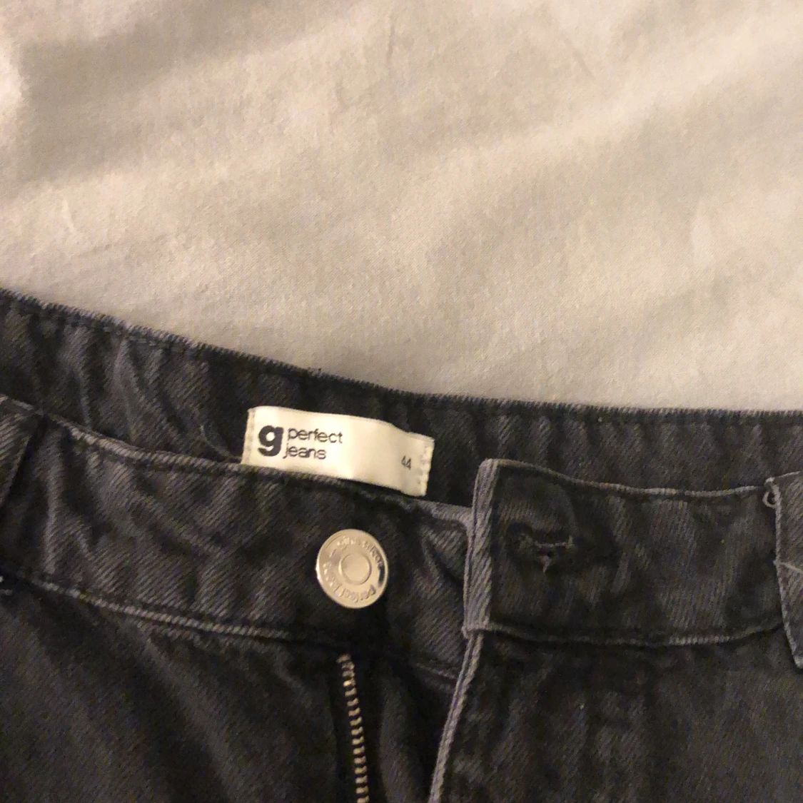 Svarta jeans i nyskick  - 91