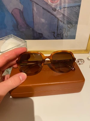Chimi Limited Edition Bon Voyage brun - Hej!! 😎Säljer dessa sällsynta Limited Edition Chimi solglasögon som jag köpte från Chimi för ca 2 år sen, för 1499kr.  Använda men väl omhändertagna😊 Buda gärna!! 