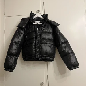Glansig puffer - Helt ny jacka från weekday storlek xs. Köpt för 795:- säljer för 300. Prislappar kvar endast provad 