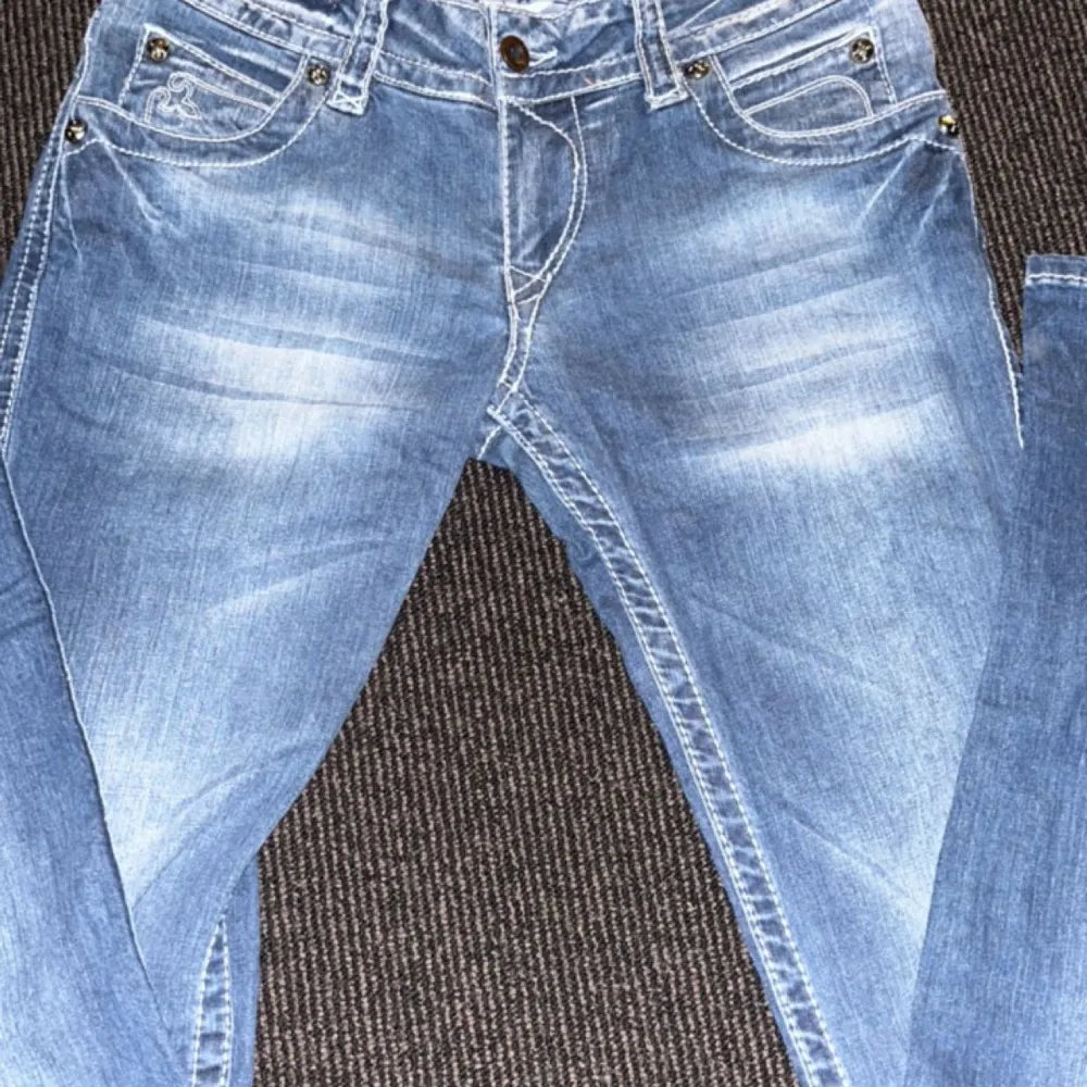 Detta är ett par jeans från true religion, dem är i perfekt skick förutom ett hål på framsidan som var där när jag köpte dem. Prins kan diskuteras. Jeans & Byxor.
