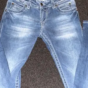 Detta är ett par jeans från true religion, dem är i perfekt skick förutom ett hål på framsidan som var där när jag köpte dem. Prins kan diskuteras