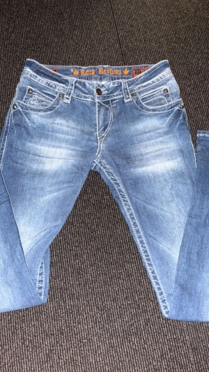 True religion jeans  - Detta är ett par jeans från true religion, dem är i perfekt skick förutom ett hål på framsidan som var där när jag köpte dem. Prins kan diskuteras
