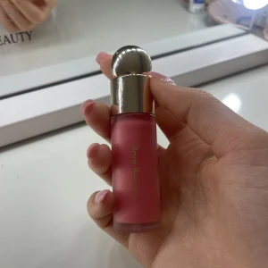 Rare beauty blush - Säljer denna rare beauty blushen som är jätte populär då jag testade den men kände att jag gillade mina andra blushes mer💓 Den är endast använd en gång och är i färgen happy!😍Pris på sephora: 389 kr