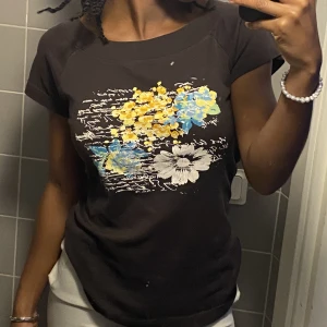 Off shoulder top med tryck - Topp me tryck Super snygg och av tjockare material 