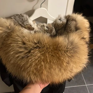 Fin päls jacka! - Köptes för 2 år sedan, knappt använd bara hängt i garderoben sen dess! Äkta kanin päls inuti och räv runt omkring, kan även ha päls runt handlederna om man vill, PRISET KAN DISKUTERAS 🥰