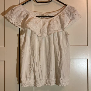 Off shoulder blus med detaljer - En super fin blus från kapphal som tyvärr inte används längre pga att jag har vuxit ur den. Frakt: 45kr