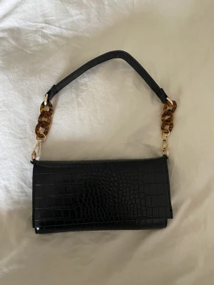 Väska  - Säljer denna väska från Åhléns. Inga defekter och är i fint skick. Skriv privat för fler bilder 💕