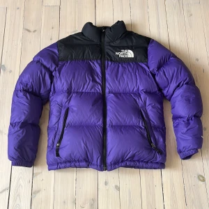 The north face Puffer jacka - Tja! Säljer denna feta tnf jacka. Säljer för att jackan inte har använts. Jackan är i bra skick o har inga defekter så vida jag vet. Om du undrar nåt så är det bara att skriva. Hoppas du vill köpa!