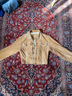 Skinnjacka - Vintage 1993 suede skinnjacka från iceberg. Snyggaste jackan jag har haft men har tyvärr blivit för liten för mig. Storlek S :)
