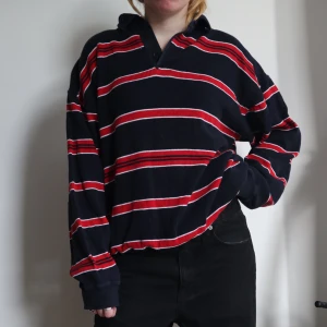 Vintage långärmad piké tröja - Långärmad piké tröja i randigt mönster. Köpt second hand, säljer för jag ej använder längre 💈