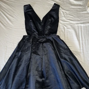 Svart miniklänning - Svart klänning med öppna sidor. Bekväm klänning, köpt många år sedan så jag minns inte vilken sida det var på. Storlek S. Använd en gång. Jag kan skicka fler detaljerade bilder på den. 🖤