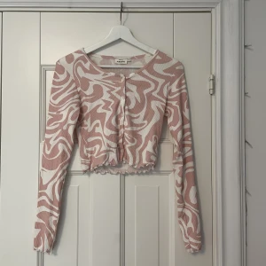 Rosa topp från Kappahl  - Jättefin rosa mönstrad topp från Kappahl i storlek 170.  Använd 2 gånger 
