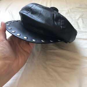 Läderkeps med nitar - I fint skick! På sista bilden så hade den inga nitar men har det nu!:) 