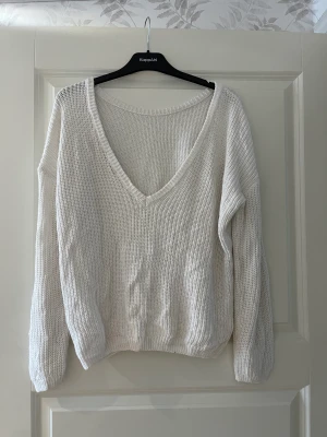 Tröja - Tröja med v-ringning i ryggen. Använd men fortfarande i mycket gott skick 
