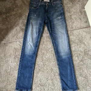 Replay Jeans - Tja, säljer dessa Replay jeans då de inte passar mig. Toppskick utan defekter. Hör av dig om du undrar något