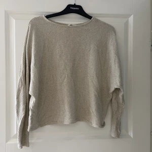 Tröja - Tröja från H&M som är något bredare i midjan än en vanlig tröja. I mycket gott skick 