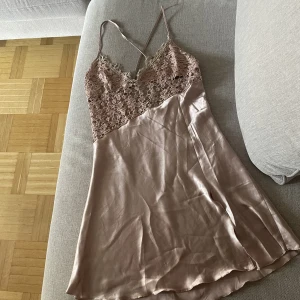 Linnekläning/nattlinne - En rosé kläning från Angels story i storlek L. 