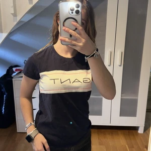Gant T-shirt  - Säljer min fina gant t-shirt. Den är i använt skick och passar till nästan ALLT. Säljs pga att den blivit för liten. Hör gärna av er vid frågor. Köparen står för frakten!