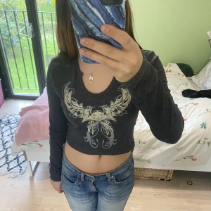 Långärmad tröja - En fin långärmad tröja i storlek M. Använd enstaka gång och är därför i nyskick! 💕