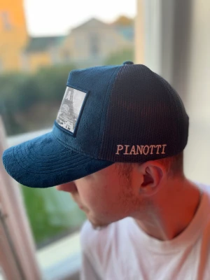 Pianotti keps - Hej säljer pianoti kepsar det är bara att skriva till mig har alla färger och bra priser ( 4 gröna 3 mörk blå 3 svarta 3 röda) kolla profilen för dom andra och hur dom ser ut, pris kan självklart diskutera