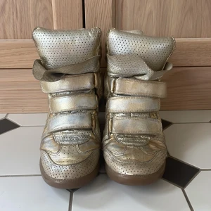 Guldiga isabelmarant - Ovanliga Guldiga isabel marant. Lite slitningar här och var, mest på färgen som man ser på bilderna. men fortfarande fint skick. Använda en sommar så har mycket liv kvar i sig.