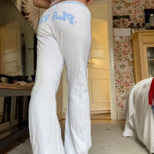 Vita mjukisar - Vita mjukisar med texten ”player” på rumpan. Barnstorlek XXL/176. Obs har ett hål på vänster lår se sista bild 